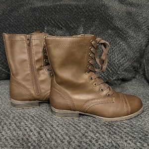 Combat boots tan